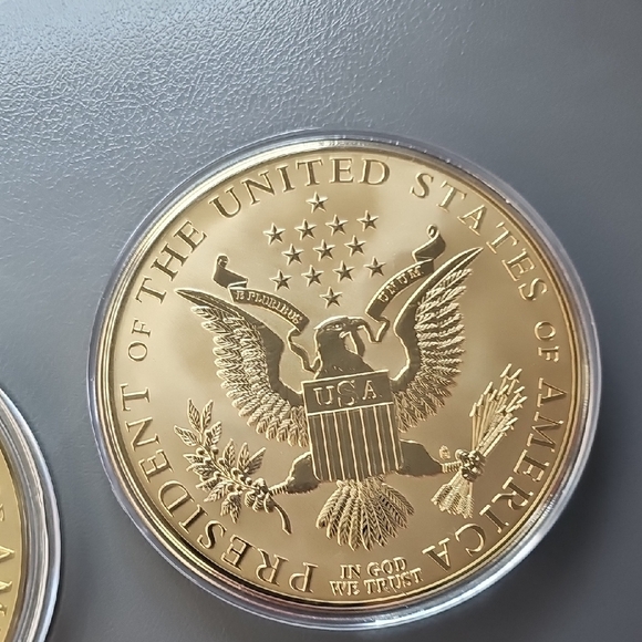 Big Gold Commemorative Coins with Presidential Portraits - Picture 5 of 7